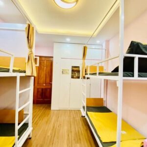 Giường Homestay có khung rèm